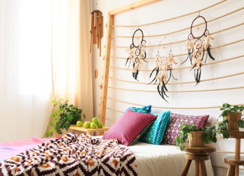 Sypialnia w klimacie boho – jakie dodatki zbudują przytulny nastrój?